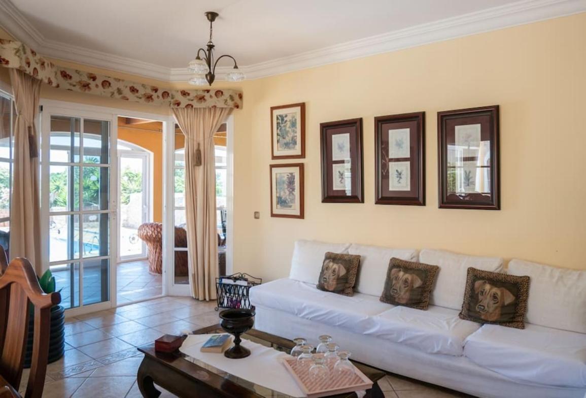 Vergel With Huge Private Pool, Jacuzzi, Sauna & Bbq By Amazzzing Travel