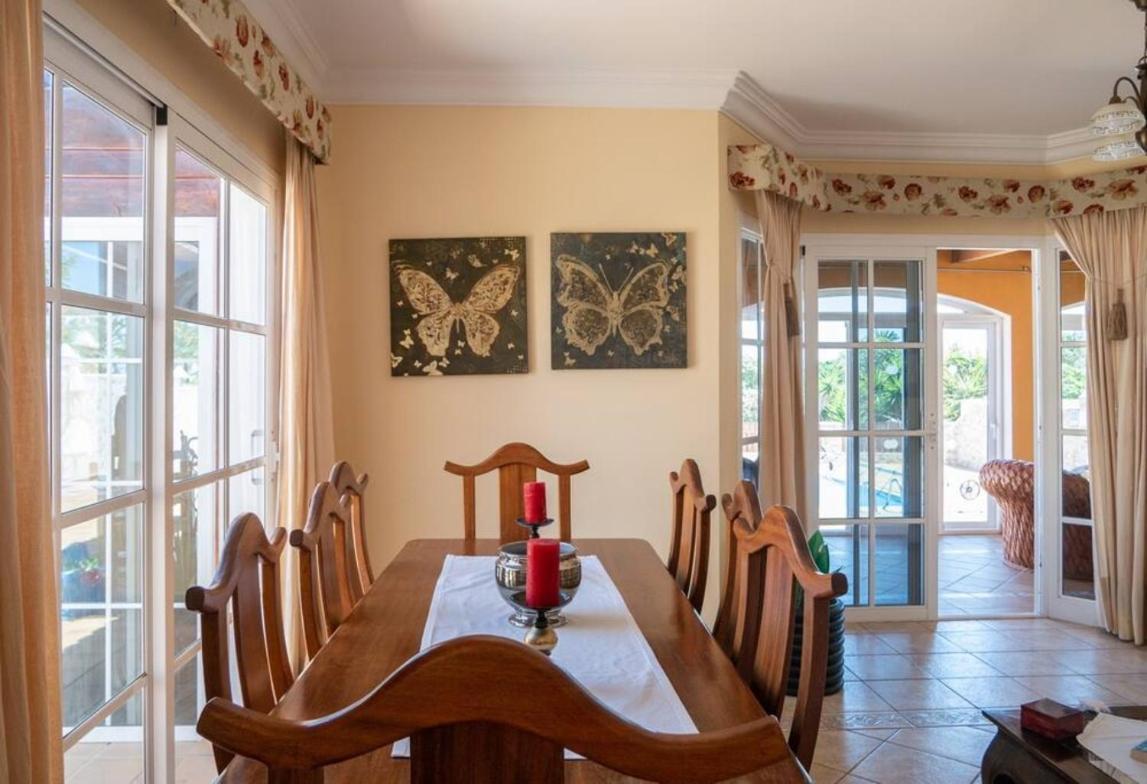 Vergel With Huge Private Pool, Jacuzzi, Sauna & Bbq By Amazzzing Travel Villa