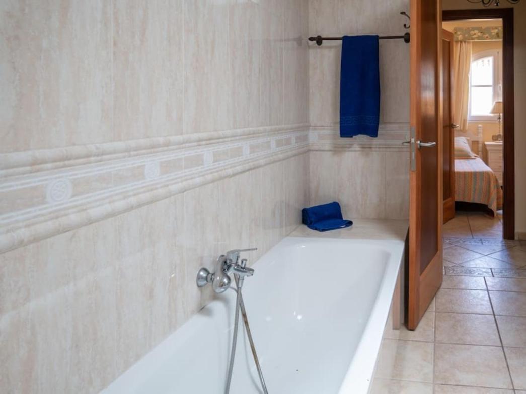 Vergel With Jacuzzi, Large Private Pool, Sauna&bbq By Amazzzing Travel *